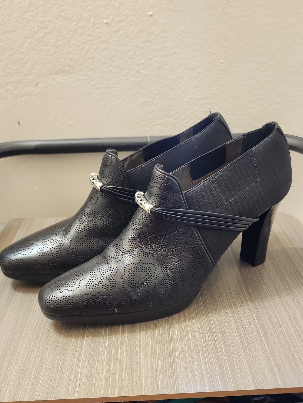 Brighton Black Embossed Leather Ankle Booties Silver Accent Size 9